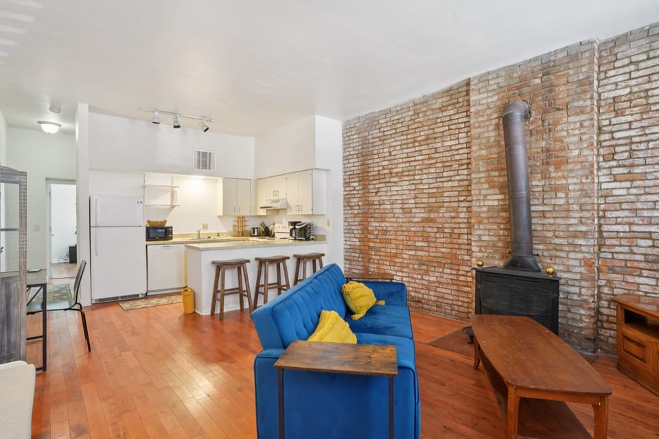 Indoors, Building, Furniture, Living Room, Room