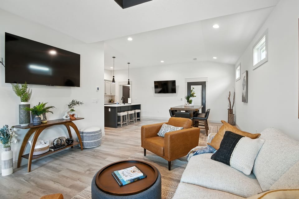 Furniture, Indoors, Living Room, Couch, Screen