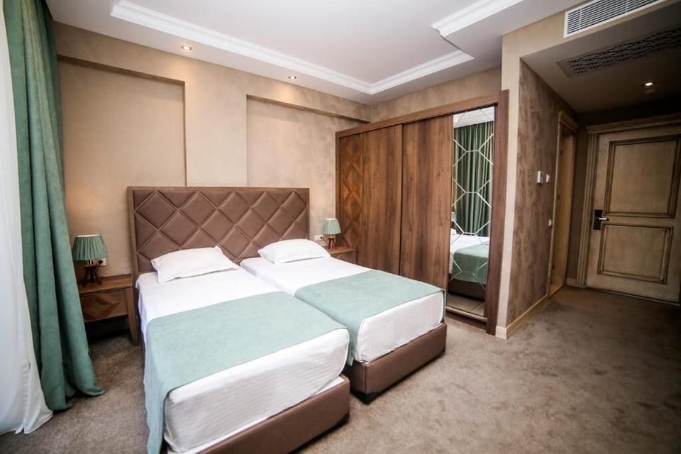 Double or Twin Room, Balcony, Courtyard View | In-room safe, desk, iron/ironing board (on request), WiFi (free)
