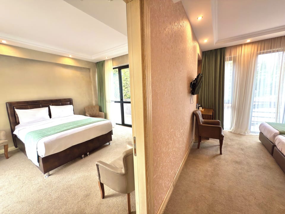 Family Suite, Lanai, Mountain View | In-room safe, desk, iron/ironing board (on request), WiFi (free)