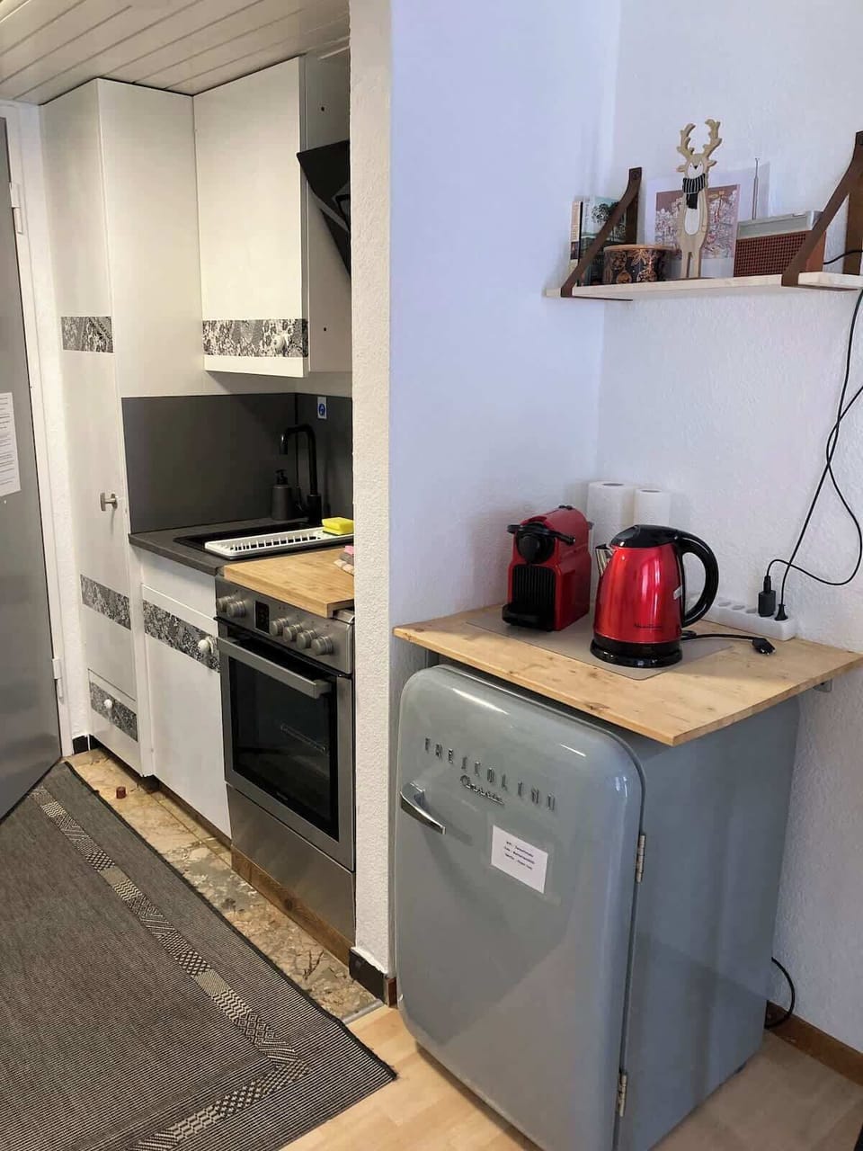Kitchen with fridge, Coffee machine & Kettle