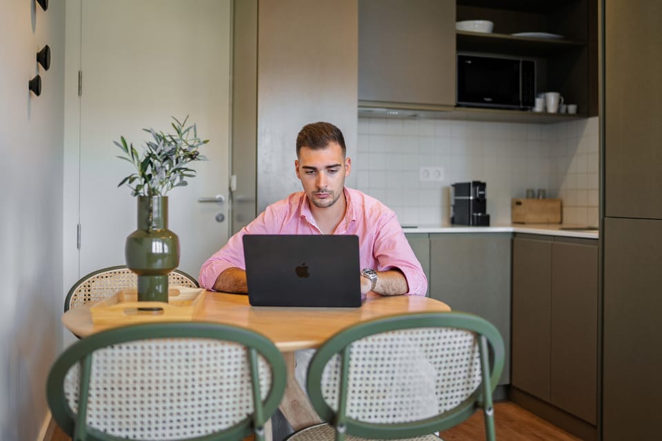 This apartment offers a comfortable and well-lit workspace, ideal for traveling professionals. The environment combines functionality with modern style this is what Feel Porto has to offer.