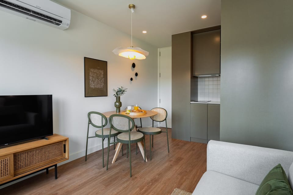 With modern décor and a welcoming atmosphere, this space adapts to the needs of those seeking a comfortable and functional stay in the city.