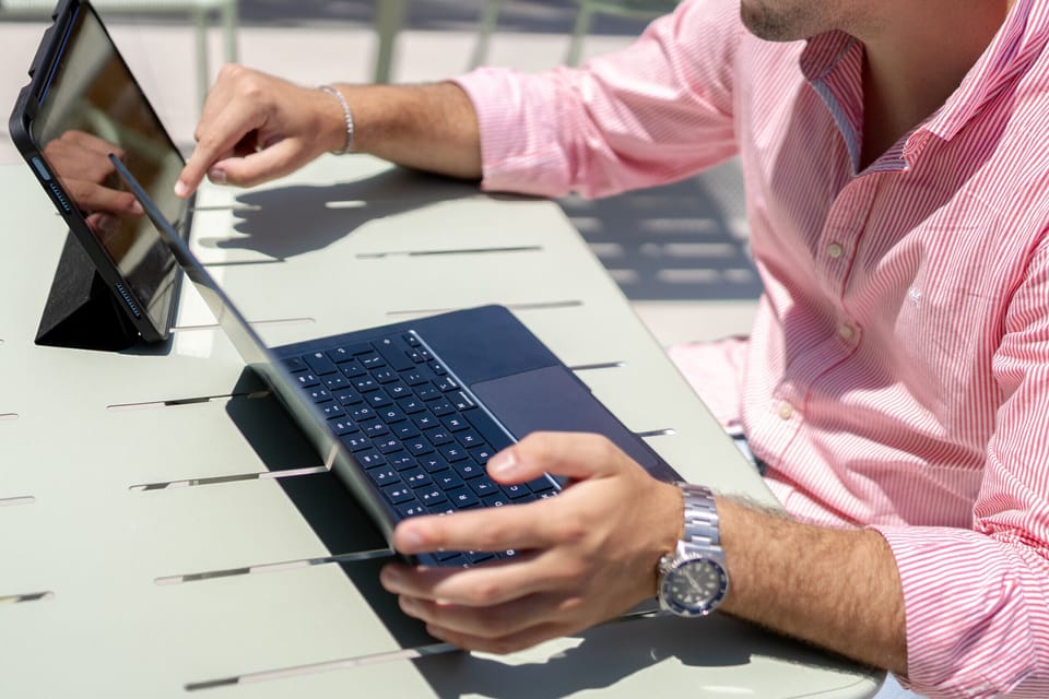 This accommodation is ideal for digital nomads and remote workers. The terrace offers an inspiring atmosphere with urban views, perfect for those seeking productivity combined with comfort during their stay in Porto.