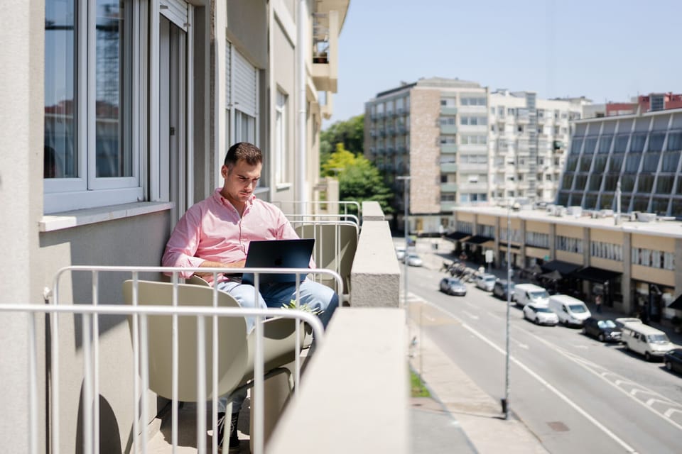 Apartment with a direct view of the Bom Sucesso Market, where the rhythm of the city blends with local authenticity.