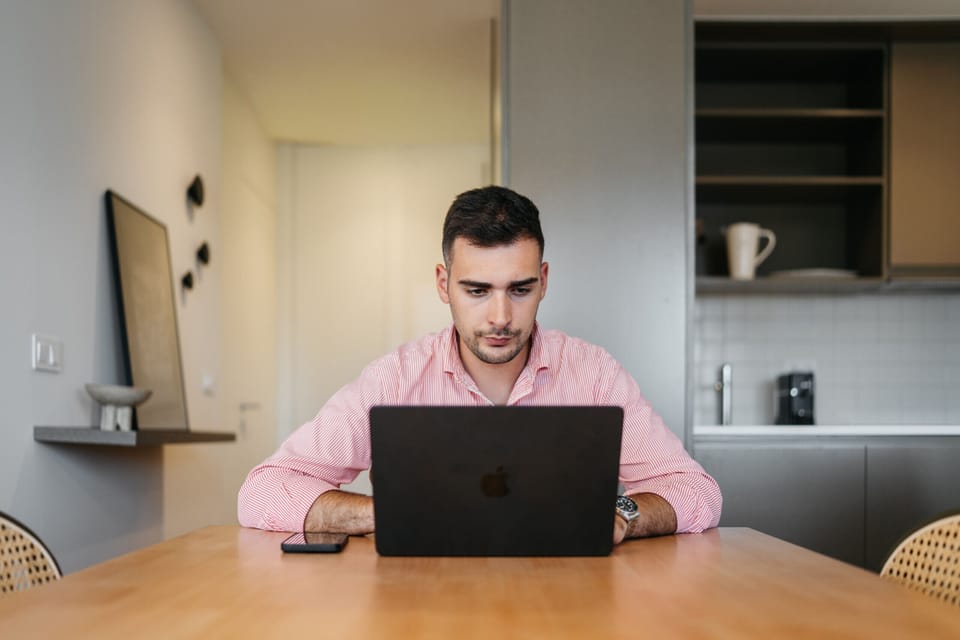 A comfortable and well-lit workspace, ideal for traveling professionals. The environment combines functionality with modern style—this is what Feel Porto has to offer.