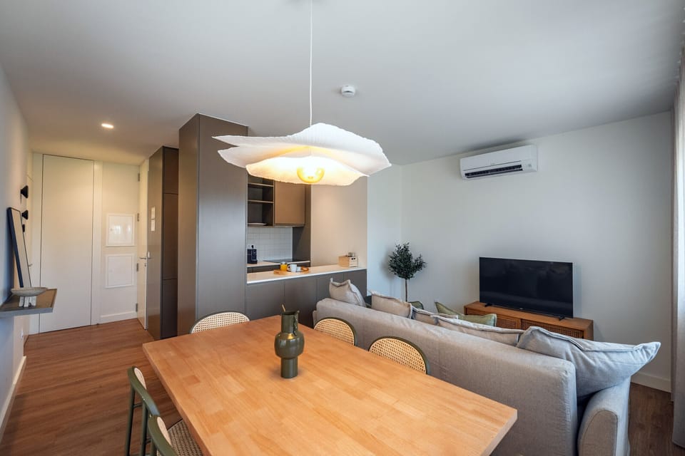 Discover the living room at Bom Sucesso by Feel Porto, a modern and welcoming space ideal for relaxing after exploring the center of Porto. Equipped with Wi-Fi, contemporary décor, and a bright atmosphere, this apartment offers a premium experience for corporate stays.