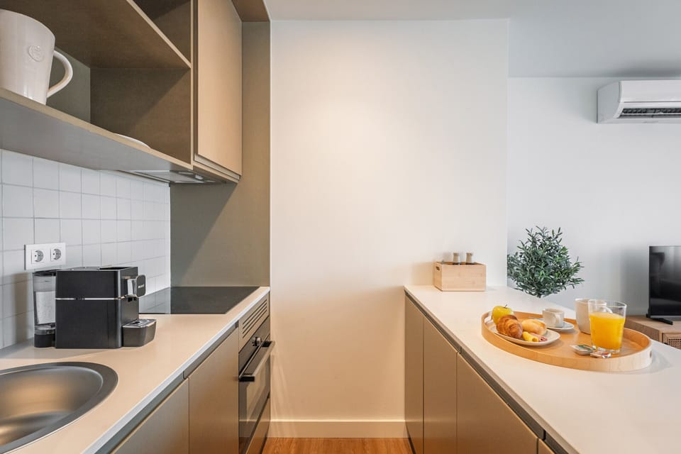 Fully equipped kitchen to meet your needs. Perfect for preparing meals during your stay in Porto.