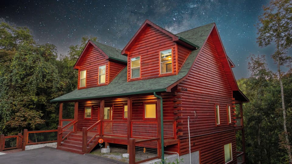 Peaceful Smoky Mountain home wrapped in scenic night skies!