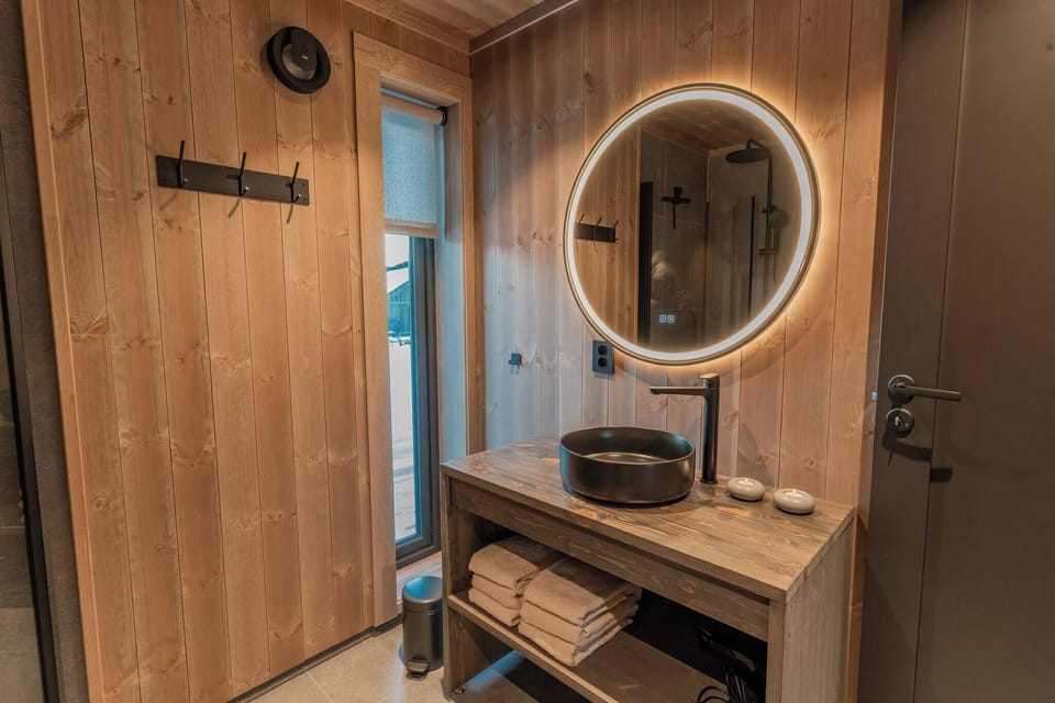 Tiur, Stylish new Cabin With hot tub House in Viken, Norway