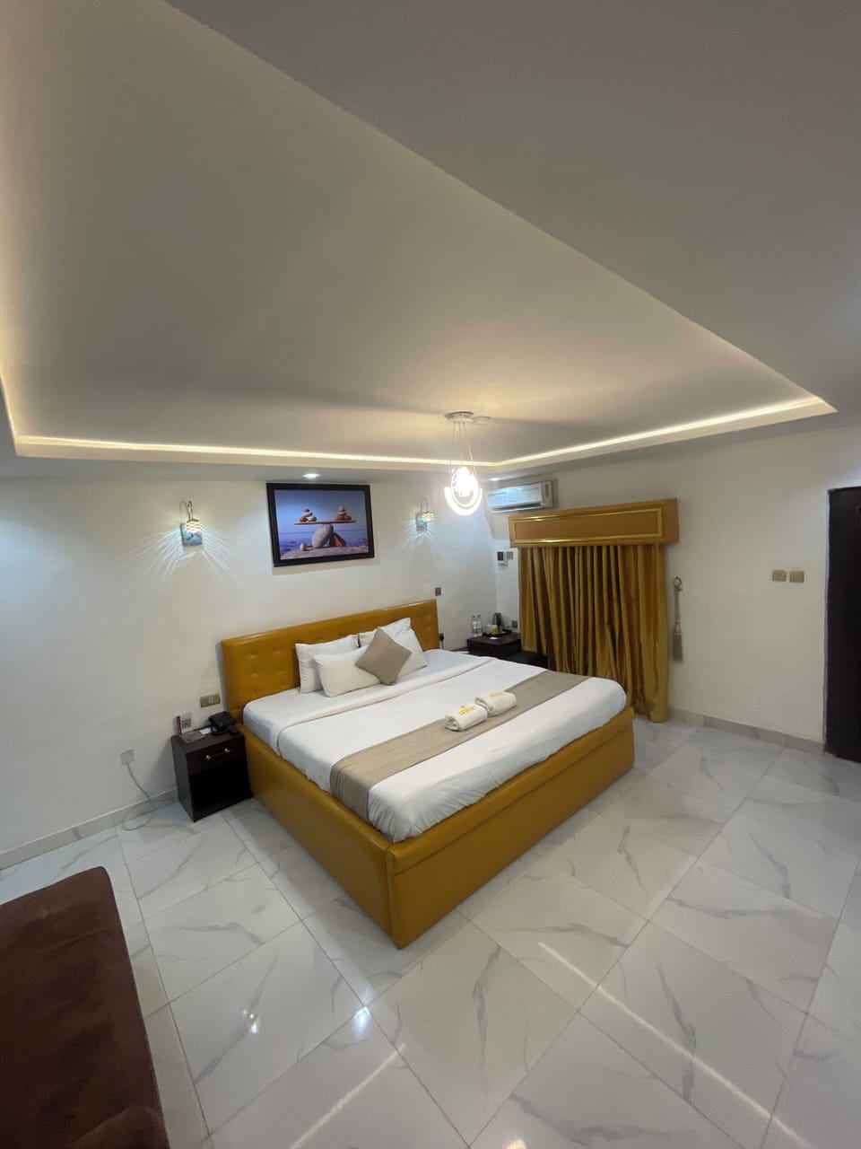 Standard Suite | Desk, laptop workspace, free WiFi