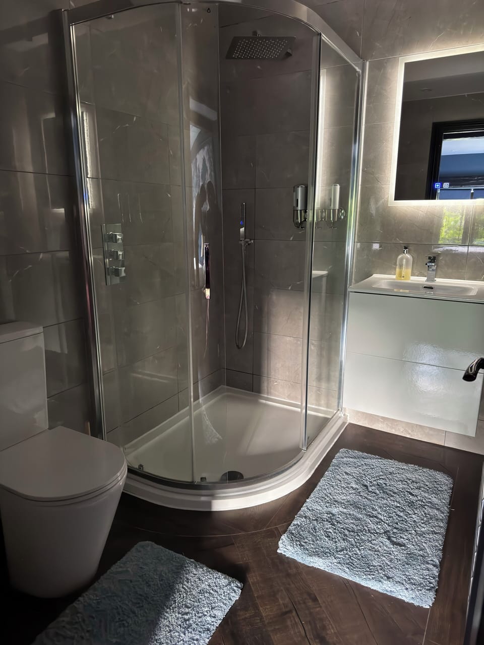 Dior Room | Bathroom
