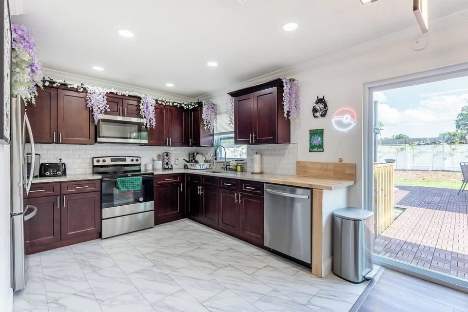 Full-size fridge, microwave, oven, stovetop