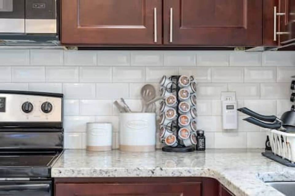 Full-size fridge, microwave, oven, stovetop