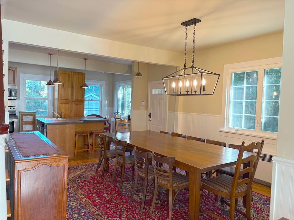 Ideal for entertaining and cooking for large groups - seats 10 comfortably.