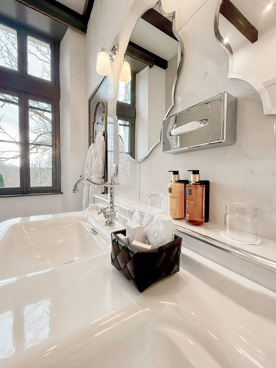 Deluxe Room, Garden View | Bathroom | Eco-friendly toiletries, hair dryer, bathrobes, slippers