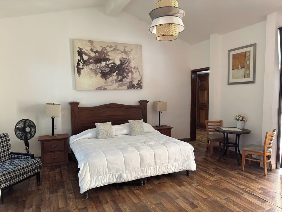 Senior Studio Suite | Desk, free WiFi, bed sheets