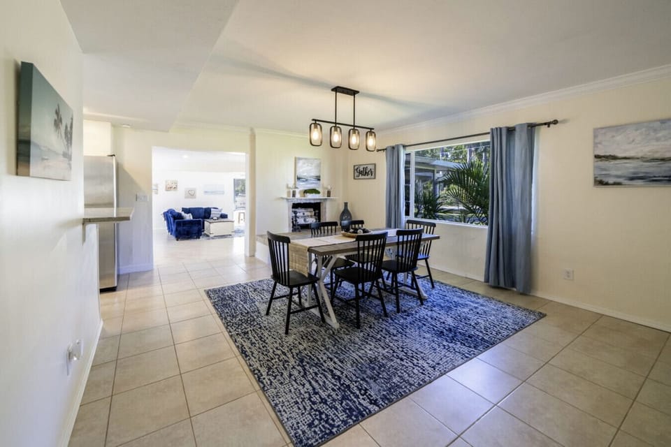 Dining Room: Bright and inviting space perfect for gatherings, adorned with stylish decor and views!