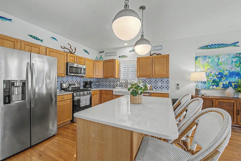 Fully appointed kitchen with serve- and cookware