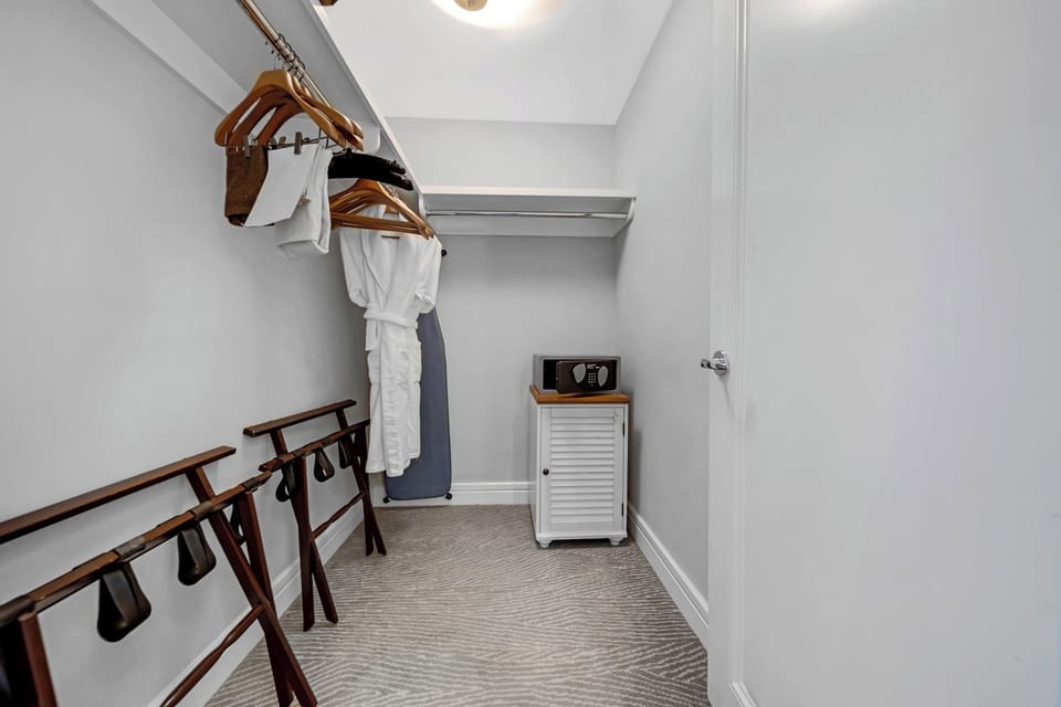 Premium bedding, desk, laptop workspace, cribs/infant beds