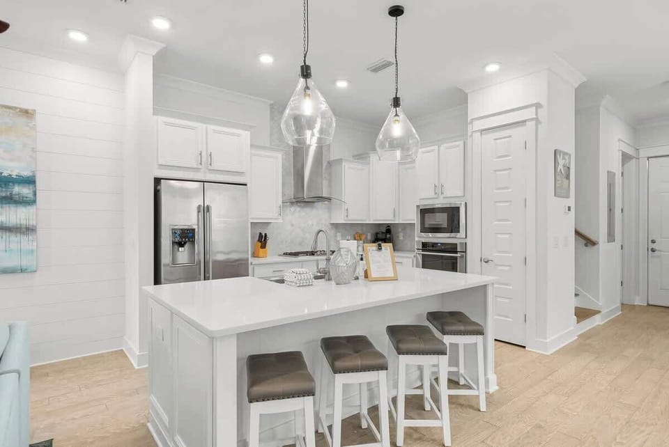 Large island with seating for 4.