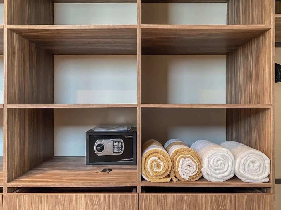 Espacio para guardar ropa y caja de seguridad