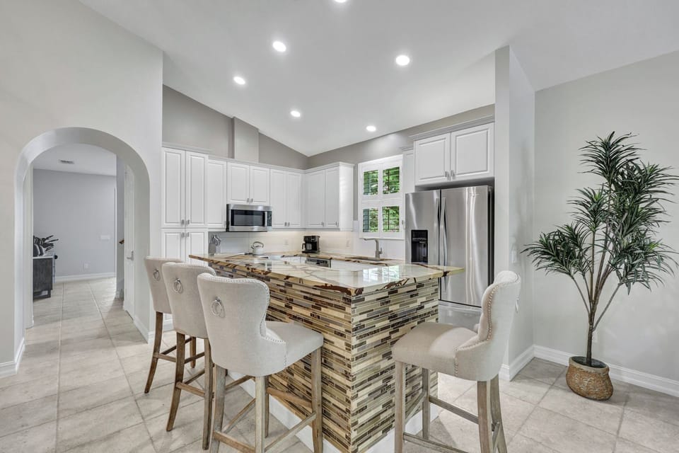 Fully equipped kitchen with everything you need for cooking at home during your Naples vacation