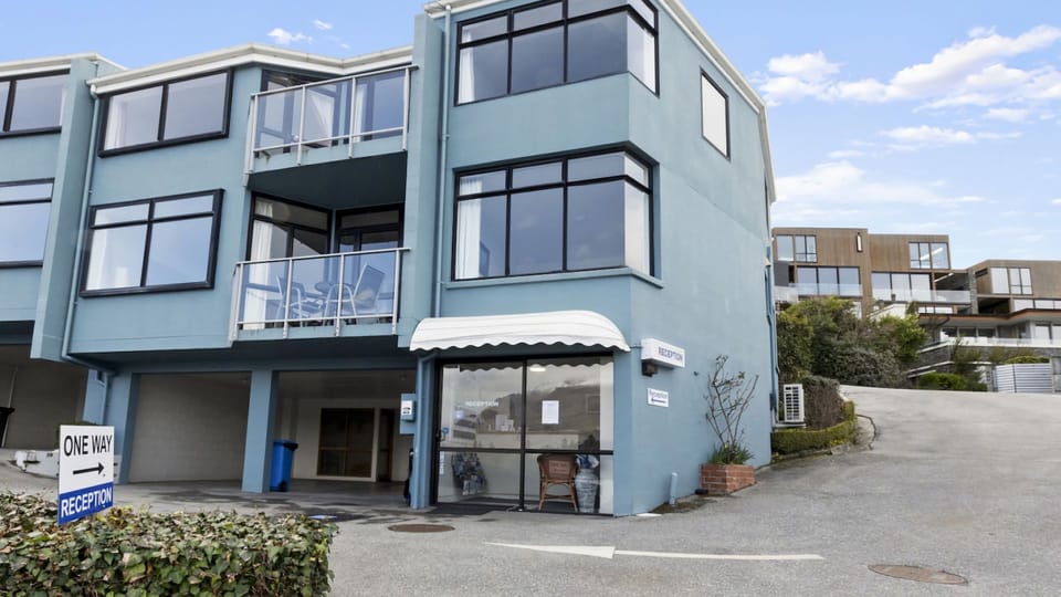 Apt 20 is located within the Spinnaker Bay complex above reception