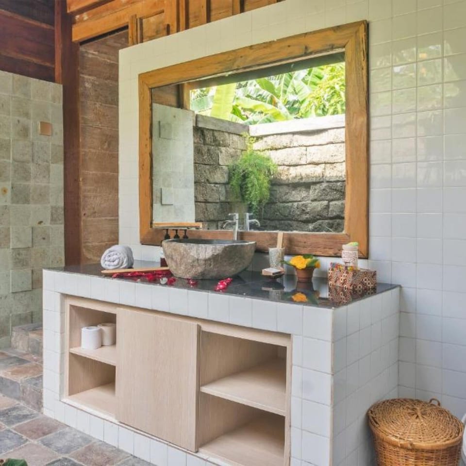 Deluxe Double Room, Balcony, Pool View | Bathroom | Shower, rainfall showerhead, bidet, towels