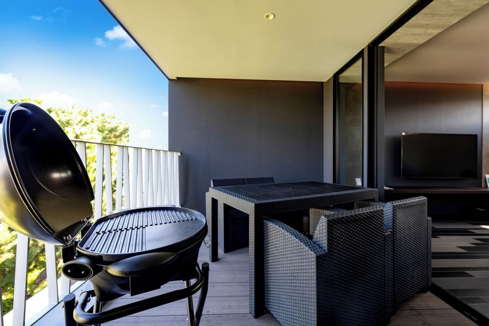 Enjoy a quality time sharing smiles with friends on the terrace bathed in natural light.