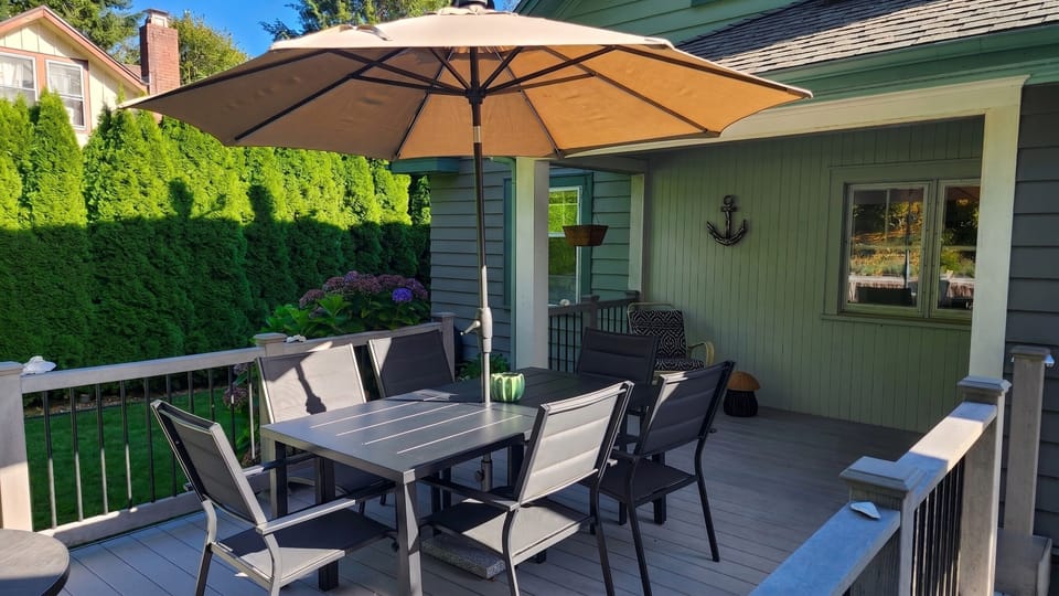 Large deck for entertaining 