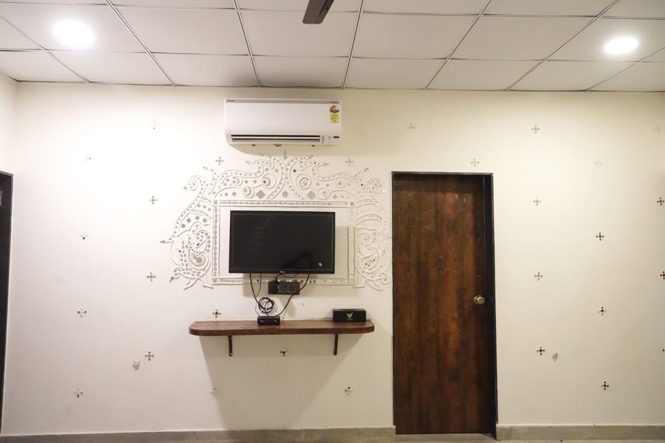 Standard Double or Twin Room, Air conditioning | Living area | TV