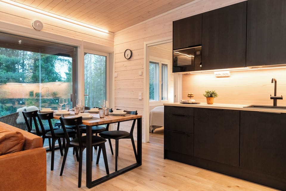 Full-size fridge, microwave, oven, stovetop