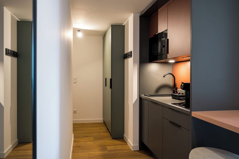 Deluxe Studio | Private kitchen | Fridge, microwave, stovetop, cookware/dishes/utensils