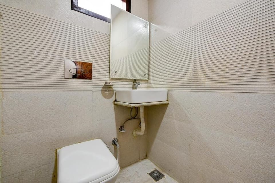 Deluxe Double Room | Bathroom | Shower, slippers, towels, soap