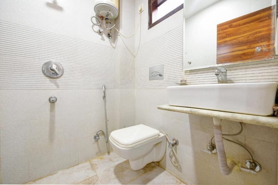 Deluxe Double Room | Bathroom | Shower, slippers, towels, soap