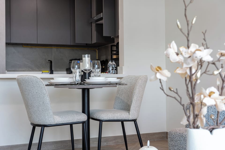 Deluxe Apartment, Balcony, City View | In-room dining