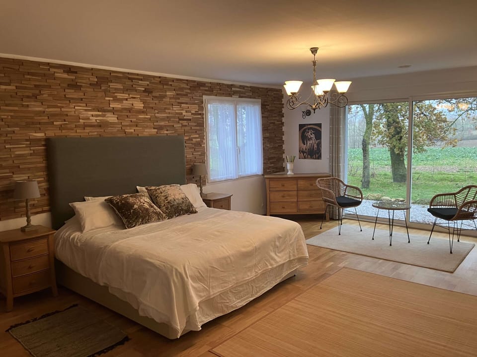 Wood | Premium bedding, individually decorated, free cribs/infant beds