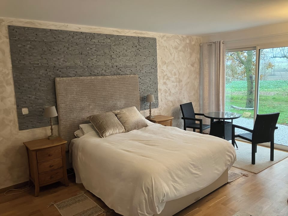 Earth | Premium bedding, individually decorated, free cribs/infant beds