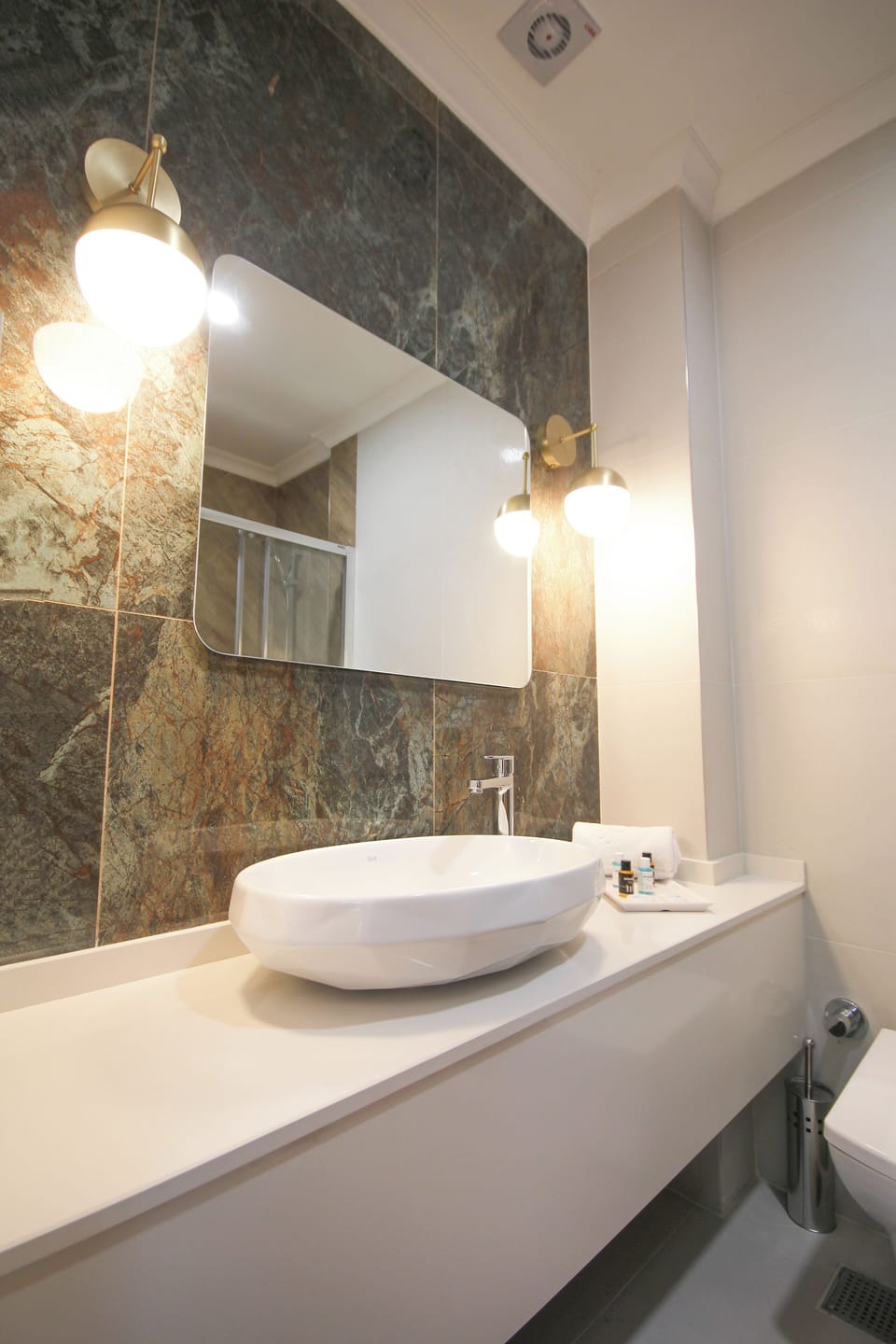 Triple Room, 3 Twin Beds | Bathroom
