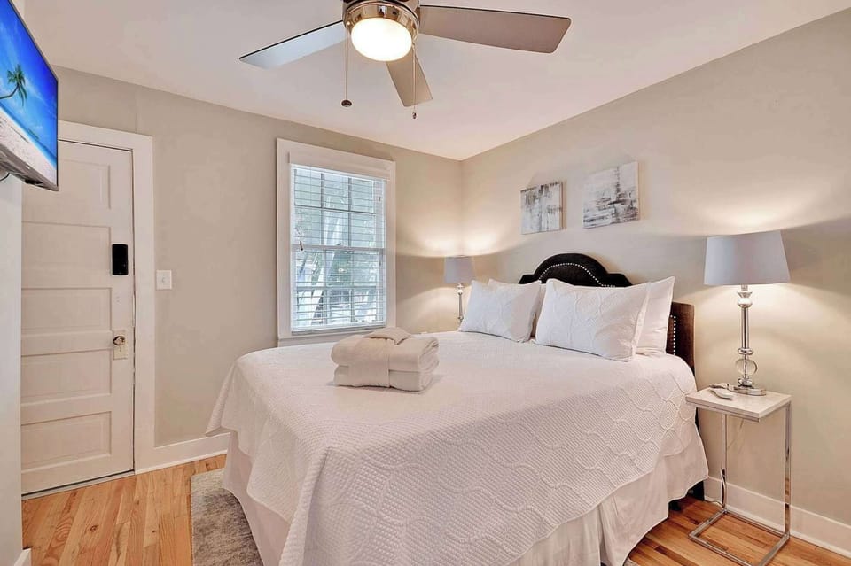 Bedroom 5: Queen Bed + TV