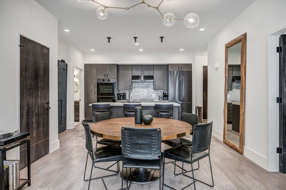 FL102 Dining Area