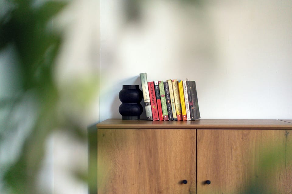 Reading Nook: Dive into vacation vibes with stylish decor and a perfect selection of books!