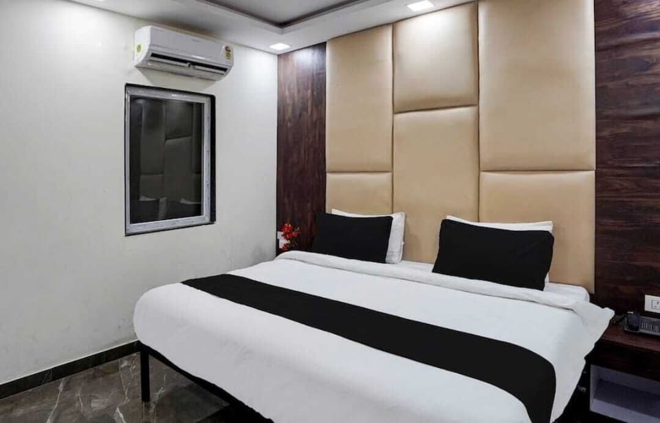 Classic Double Room, City View | Bathroom | Slippers