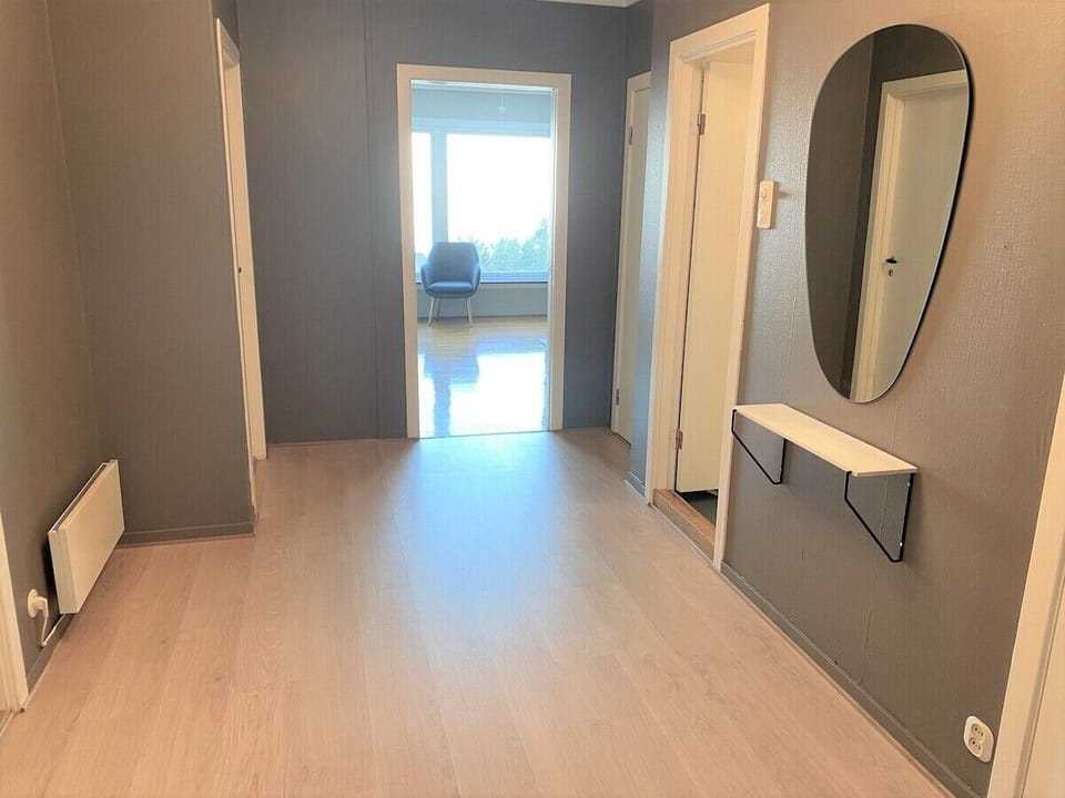 Romslig gang med dører til soverom, bad, stue og yttergang.