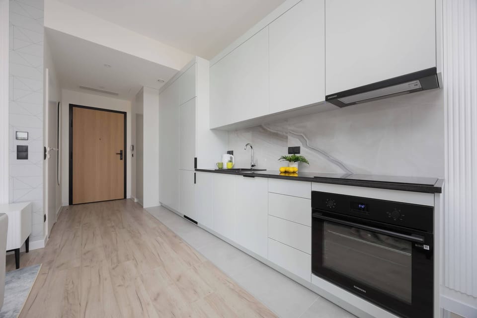 The long kitchen counter provides plenty of space for cooking and convenient storage.