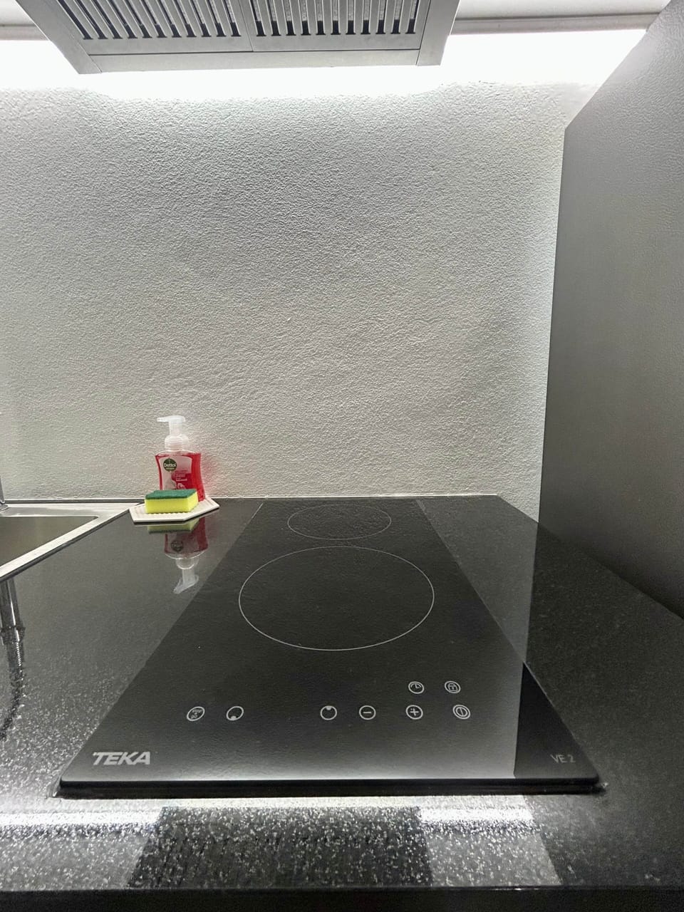 The Beach Village Condo 2 ring induction hob