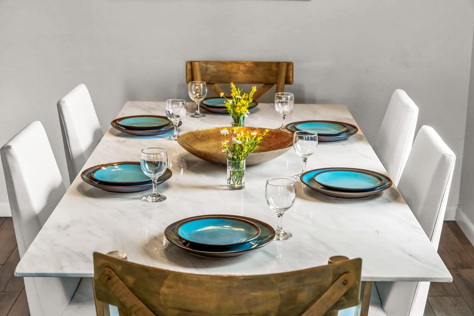 【Dining】Set for six — your group around one table for après-ski dinner