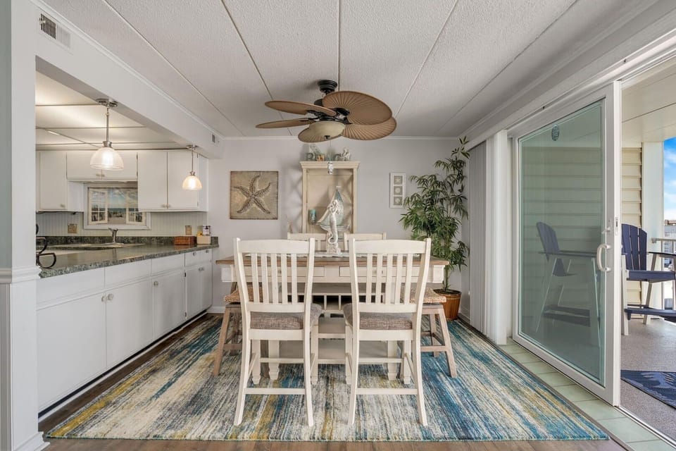 Condo, 2 Bedrooms | Dining
