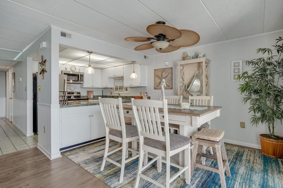 Condo, 2 Bedrooms | Dining
